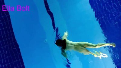 مان ڏسڻ کان روڪي نٿو سگهان، نوجوان سنهري ڇوڪري ELLA BOLT رزورٽ پول ۾ ننگا ترڻ ڪندي پڪڙيو